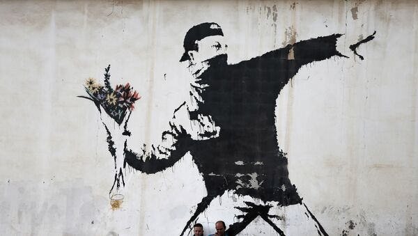 Граффити британского художника Бэнкси на стене газовой станции города Вифлеема на Западном берегу реки Иордан - اسپوتنیک ایران  