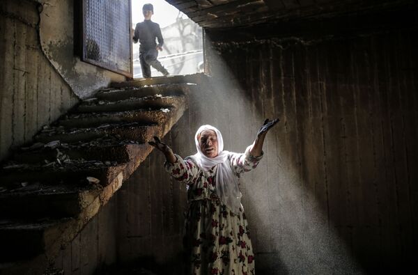 زنی در خانه ویران در شهر کردنشین « جیزره» نزدیک مرز سوریه و عراق - اسپوتنیک ایران  