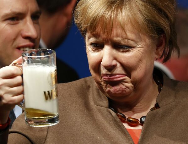 آنگلا مرکل، صدر اعظم آلمان در حال نوشیدن آبجو - اسپوتنیک ایران  