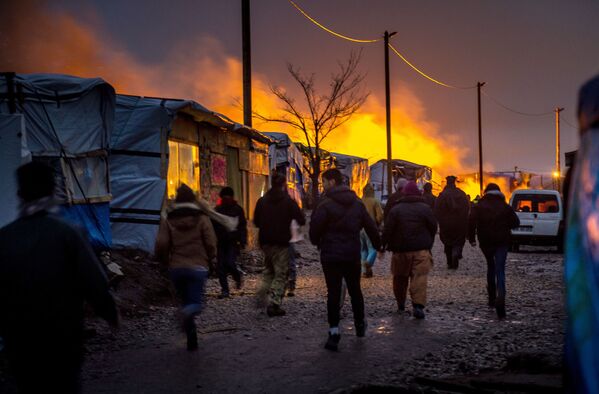 آتش سوزی در کمپ پناهجویان در فرانسه - اسپوتنیک ایران  