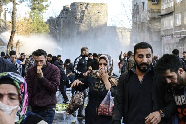 مردم در حال فرار از گاز اشک آور در دیاربکر ترکیه - اسپوتنیک ایران  