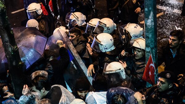 حمله پلیس به معترضان در استانبول - اسپوتنیک ایران  
