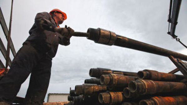 Рабочий обслуживает буровую установку во время операции по протаскиванию линии газопровода - اسپوتنیک ایران  