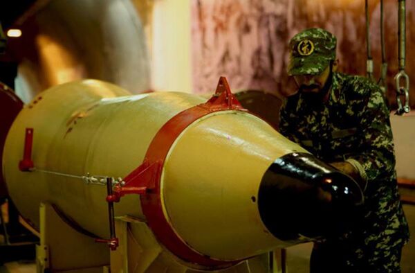 سرباز سپاه پاسداران انقلاب اسلامی در جریان تدارک آزمایش موشک های بالستیکی در ایران - اسپوتنیک ایران  