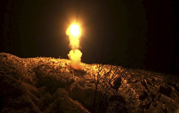 شلیک آزمایشی موشک های بالستیکی در  ایران - اسپوتنیک ایران  