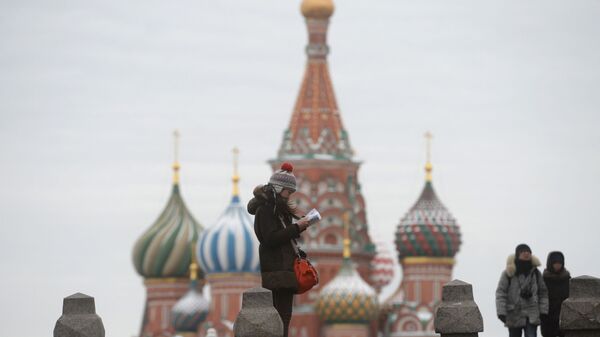 Турист на фоне Собора Василия блаженного в Москве - اسپوتنیک ایران  