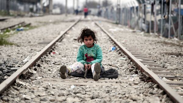 Ребенок играет на железнодорожных путях на границе Греции и Македонии - اسپوتنیک ایران  