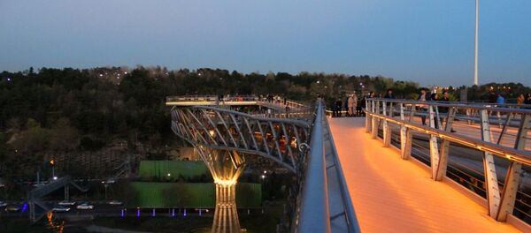 پل طبیعت که پارک طالقانی و بوستان آب و آتش را به هم متصل می نماید پل طبیعت که پارک طالقانی و بوستان آب و آتش را به هم متصل می نماید - اسپوتنیک ایران