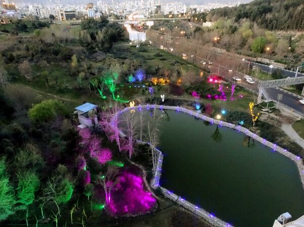 دریاچه مصنوعی بوستان آب و آتش. تهران شهر کم آب و خشکی است که ساخت این دریاچه های مصنوعی نقش مهمی را در زیباسازی شهر انجام می دهد. - اسپوتنیک ایران  