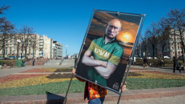 Человек несет картину, изображающую президента России Владимира Путина в футболке с надписью Крым - اسپوتنیک ایران  