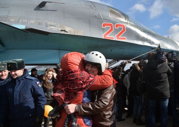 استقبال از اولین گروه بمب افکن های « سو-34» روسیه پس از بازگشت از سوریه - اسپوتنیک ایران  