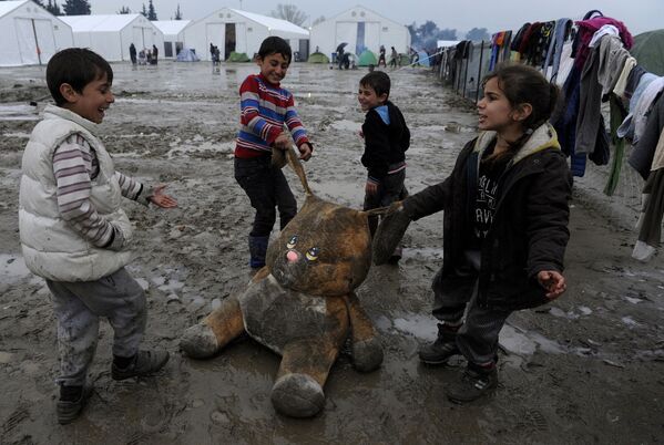 بچه ها در حال بازی در اردوگاه پناهجویان در مرز یونان - مقدونیه - اسپوتنیک ایران  