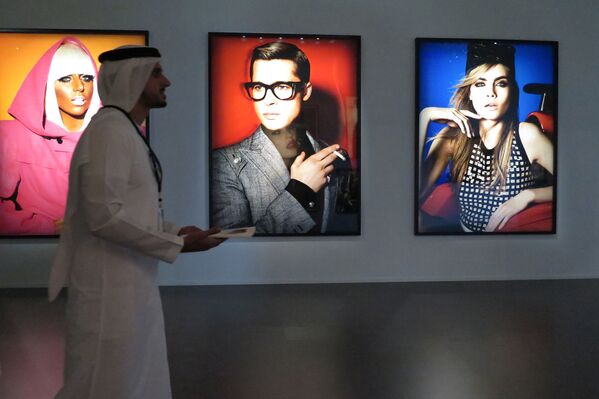 بازدیدکننده  نمایشگاه عکس در دوبی - اسپوتنیک ایران  