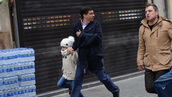 Люди бегут с места теракта в крупном торговом и туристическом районе Стамбула - اسپوتنیک ایران  