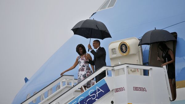 President Barack Obama and his wife Michelle exit Air Force One as they arrive at Havana's international airport for a three-day trip, in Havana March 20, 2016 - اسپوتنیک ایران  