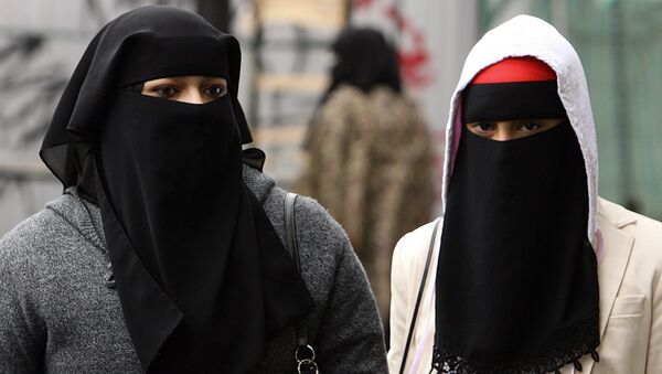 مردی ناشناس در نیویورک ، حجاب زن مسلمان را آتش زد - اسپوتنیک ایران  