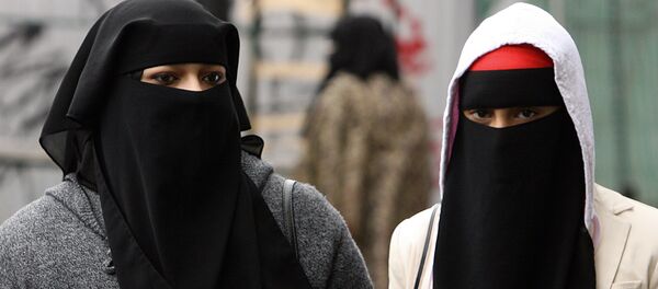 Мусульманские девушки на одной из улиц Лондона Мусульманские девушки на одной из улиц Лондона - اسپوتنیک ایران