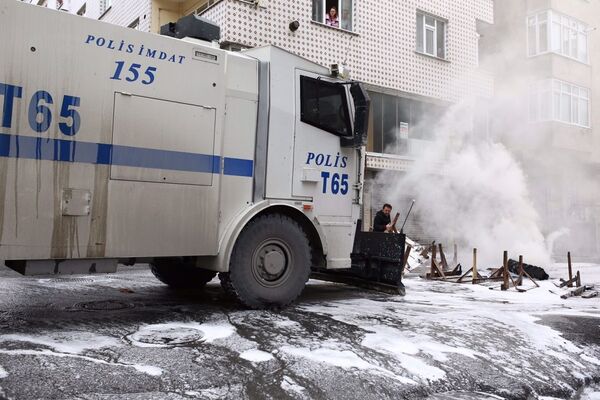پلیس برای متفرق کردن مردم از آب پاش و گاز اشک آور استفاده کرد - اسپوتنیک ایران  