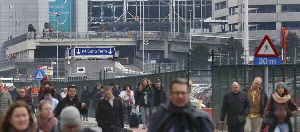 Люди покидают брюссельский аэропорт после взрыва - اسپوتنیک ایران  