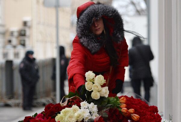 مراسم یادبود کشته شدگان در انفجارات بروکسل در مقابل سفارت بلزیک در مسکو - اسپوتنیک ایران  