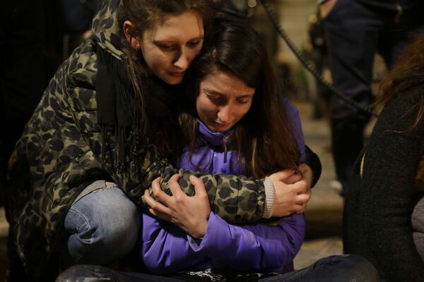 دختران در مراسم یادبود کشته شدگان در نتیجه انفجارات بروکسل - اسپوتنیک ایران  