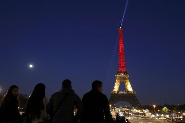 برج ایفل در پاریس به رنگ های پرچم بلژیک - اسپوتنیک ایران  