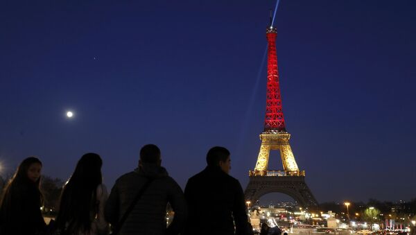 Эйфелева башня в цветах бельгийского флага в Париже - اسپوتنیک ایران  