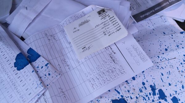 بارنامه های استخراج نفت که تروریست ها در شهر الشدادی جا گذاشتند. در بالا مهر داعش دیده می شود. - اسپوتنیک ایران  