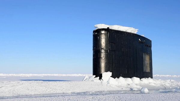 زیردریایی اتمی آمریکا از زیر یخ ضخیم قطب شمال بیرون می آید - اسپوتنیک ایران  
