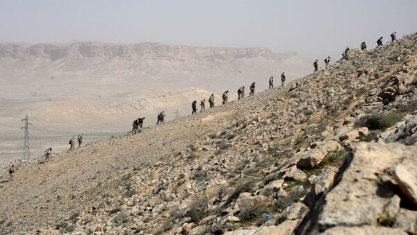 Бойцы отряда народного ополчения Соколы пустыни во время передислокации в районе сирийского города Пальмира - اسپوتنیک ایران  