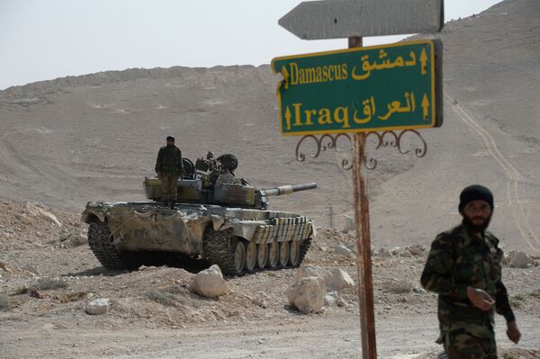 تانک تی 72 نیروهای مردمی شاهین های صحرا هنگام نقل و انتقال در حوالی شهر پالمیرای سوریه - اسپوتنیک ایران  