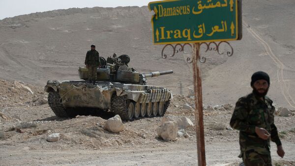 Танк Т-72 отряда народного ополчения Соколы пустыни во время передислокации в районе сирийского города Пальмира - اسپوتنیک ایران  
