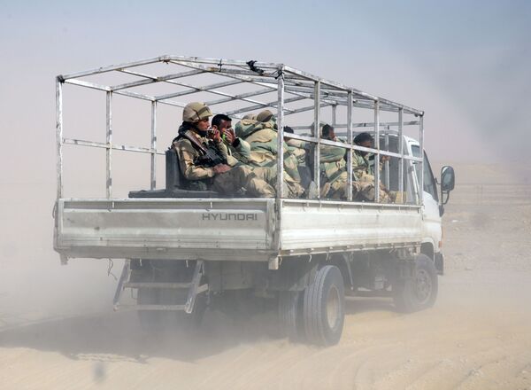 رزمندگان نیروهای مردمی شاهین های صحرا با خودرو در راه ورود به پالمیرا - اسپوتنیک ایران  