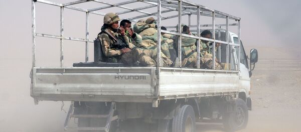 رزمندگان نیروهای مردمی شاهین های صحرا با خودرو در راه ورود به پالمیرا - اسپوتنیک ایران  