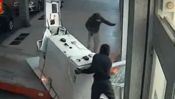Ограбление по-итальянски: Преступники увезли банкомат на грузовике - اسپوتنیک ایران  