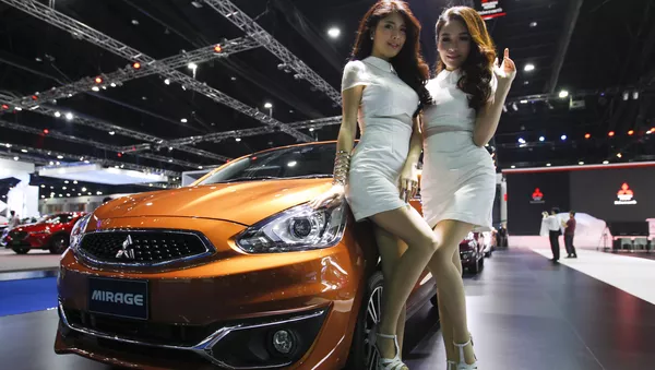 Модели позируют рядом с автомобилем Mitsubishi Mirage на 37-ом Международном автосалоне в Бангкоке, Таиланд - اسپوتنیک ایران  