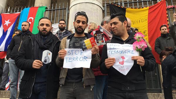 Участники минуты молчания в Брюсселе в память о погибших в результате взрывов в аэропорту Завентем и в районе станции метро Мальбек - اسپوتنیک ایران  