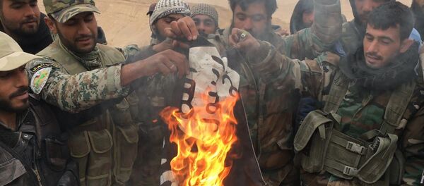 Сирийские военные сжигают флаг ИГ, который был снят с древнего замка Пальмиры - اسپوتنیک ایران  