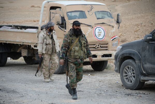 ارتش سوریه و گروهان شاهین های صحرا در حال حرکت به سوی پالمیرا - اسپوتنیک ایران  
