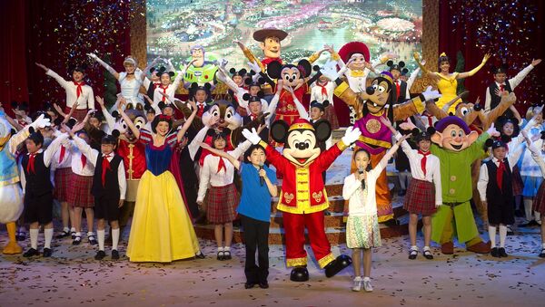 Актеры в костюме персонажей Disney выступают на церемонии закладки Диснейленда в Шанхае - اسپوتنیک ایران  