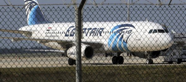 A hijacked Egyptair Airbus A320 airbus stands on the runway at Larnaca Airport in Larnaca, Cyprus , March 29, 2016 - اسپوتنیک ایران  
