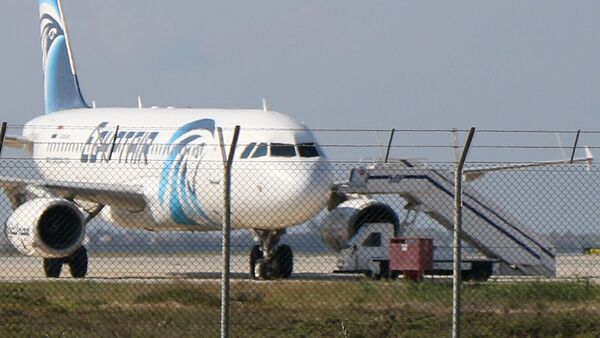 Захваченный самолет Egypt Air в аэропорту Ларнаки - اسپوتنیک ایران  