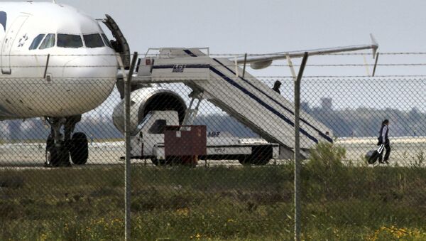 Освобожденный член экипажа захваченного самолета авиакомпании Egypt Air в аэропорту Ларнаки - اسپوتنیک ایران  