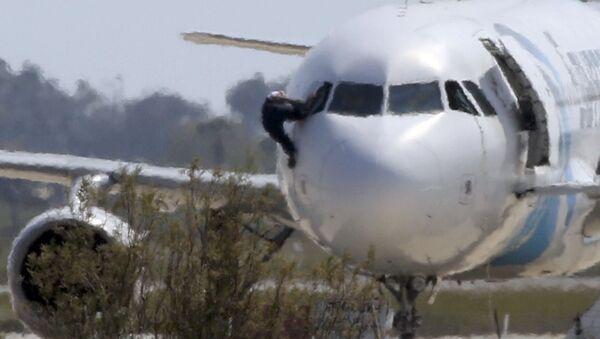 Мужчина вылезает через разбитое окно самолета компании Egyptair в аэропорту Ларнаки - اسپوتنیک ایران  
