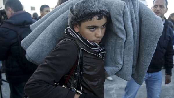 Мальчик-беженец несет плед в Греции - اسپوتنیک ایران  