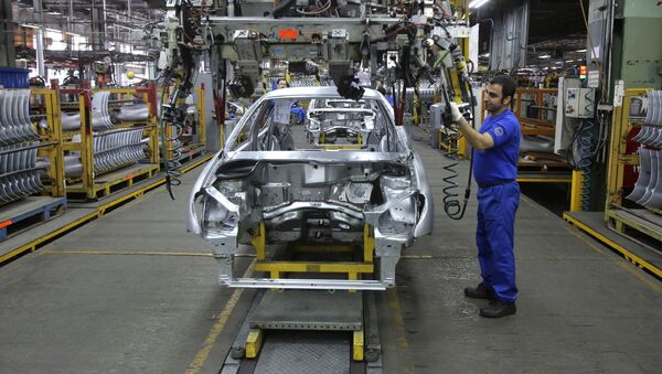 Рабочий на иранском автомобильном заводе Iran Khodro в Тегеране - اسپوتنیک ایران  