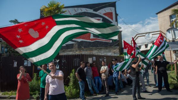 Жители Абхазии с национальным флагом на площади в Сухуми - اسپوتنیک ایران  