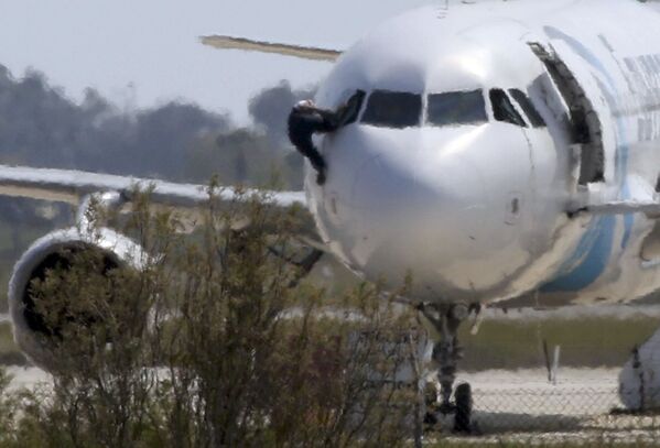 خلبان در حال حروج از پنجره هواپیما - اسپوتنیک ایران  