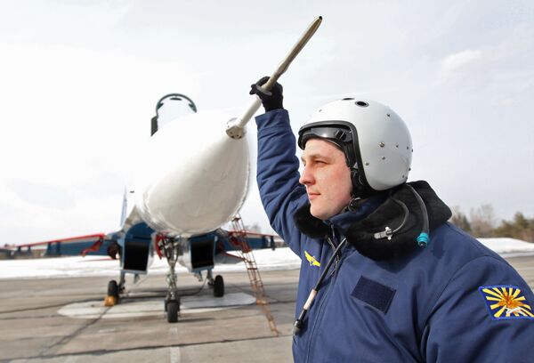 خلبان پس از پرواز در پایگاه هوایی کوبینکا در حومه مسکو - اسپوتنیک ایران  