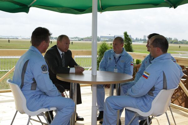 ولادیمیر پوتین، نخست وزیر وقت روسیه در دیدار با گروه خلبانی حرکات آکروباتیک هوایی  سلحشوران روسی، سال 2009 - اسپوتنیک ایران  